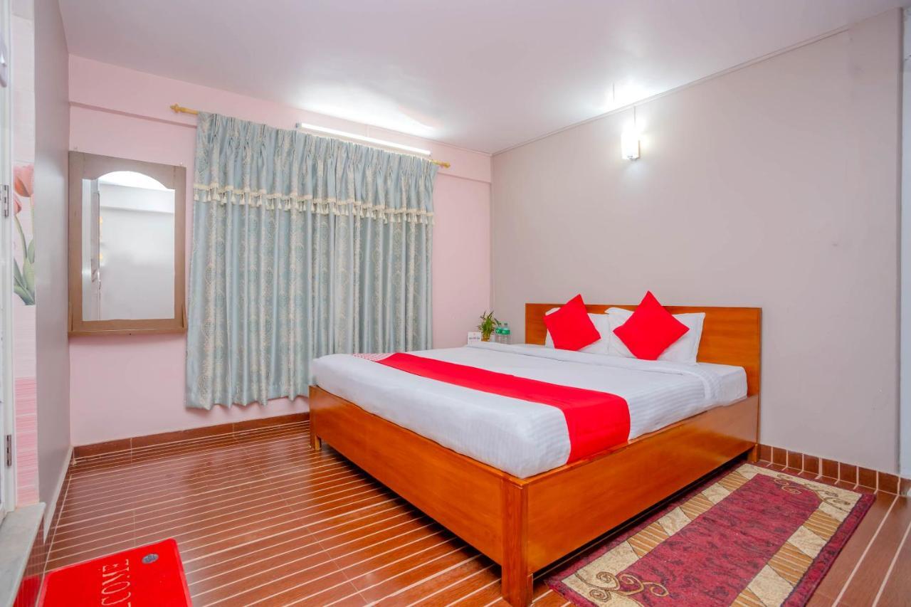 Oyo 575 Api Suites Pokhara Exterior foto
